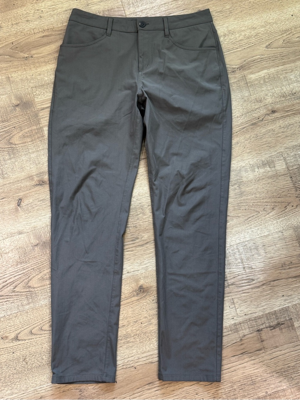 Vuori Men's Slim Chino Pants in Dark Gray
